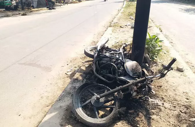 Kanpur Accident: तेज रफ्तार बाइक बिजली के खंभे से टकराई, आग में जलकर बाइक राख, युवक की दर्दनाक मौत Kanpur Accident: तेज रफ्तार बाइक बिजली के खंभे से टकराई, आग में जलकर बाइक राख, युवक की दर्दनाक मौत