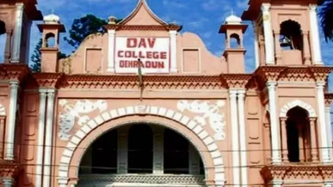 मौत की दीवार: तंग सड़क के किनारे खड़ा है 60 मी. लंबा मौत का पंजा, डीएवी कॉलेज के छात्रों के लिए टला नहीं खतरा मौत की दीवार: तंग सड़क के किनारे खड़ा है 60 मी. लंबा मौत का पंजा, डीएवी कॉलेज के छात्रों के लिए टला नहीं खतरा