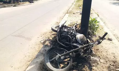 Kanpur Accident: तेज रफ्तार बाइक बिजली के खंभे से टकराई, आग में जलकर बाइक राख, युवक की दर्दनाक मौत