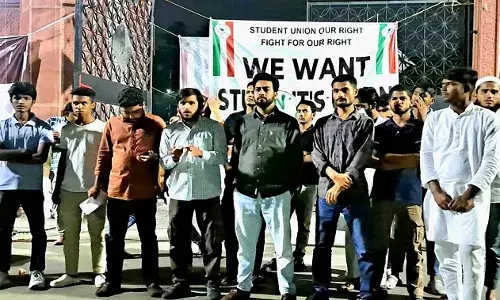 AMU Student Union: छात्रों ने वीसी आवास घेरा, 48 घंटे का अल्टीमेटम, नहीं तो होगी भूख हड़ताल AMU Student Union: छात्रों ने वीसी आवास घेरा, 48 घंटे का अल्टीमेटम, नहीं तो होगी भूख हड़ताल