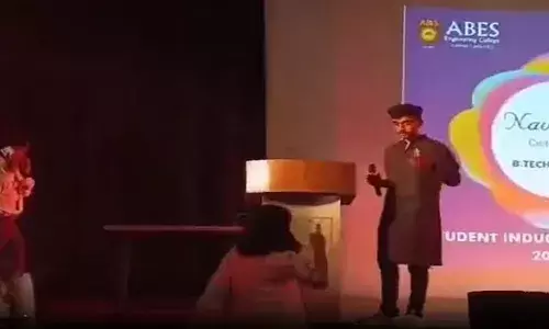 Ghaziabad: छात्र ने मंच पर लगाया जय श्री राम का नारा तो भड़कीं महिला प्रोफेसर, मंच से नीचे उतार; वीडियो वायरल Ghaziabad: छात्र ने मंच पर लगाया जय श्री राम का नारा तो भड़कीं महिला प्रोफेसर, मंच से नीचे उतार; वीडियो वायरल