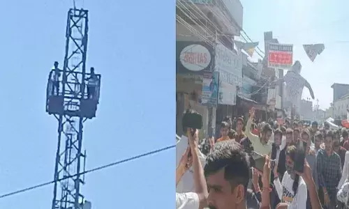 Dehradun DAV College:लड़की की मौत मामले में थम नहीं रहा आक्रोश, टॉवर पर चढ़े छात्र, प्राचार्य का इस्तीफा मांगा