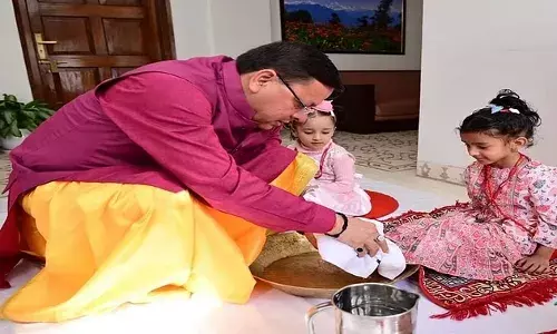 नवमी पर सीएम धामी ने विधि विधान से किया कन्या पूजन, प्रदेशवासियों को दी शुभकामनाएं, देखें तस्वीरें