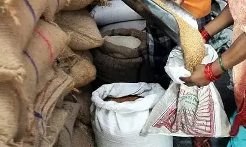 सरकारी राशन में लूट: यूपी में ठिकाना, दिल्ली-पंजाब से आए मुफ्त राशन से पेट भर रहे 35 सौ कार्डधारक सरकारी राशन में लूट: यूपी में ठिकाना, दिल्ली-पंजाब से आए मुफ्त राशन से पेट भर रहे 35 सौ कार्डधारक