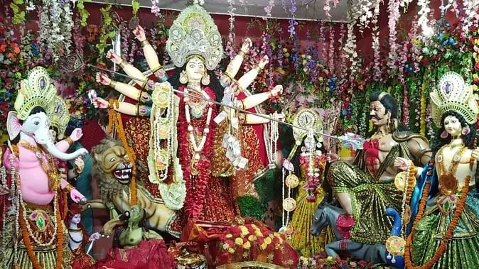 यूपी: अंबेडकर नगर में दुर्गा पूजा पंडाल के सामने डांस करते-करते गिरा युवक, मौके पर ही तोड़ दिया दम, वीडियो यूपी: अंबेडकर नगर में दुर्गा पूजा पंडाल के सामने डांस करते-करते गिरा युवक, मौके पर ही तोड़ दिया दम, वीडियो