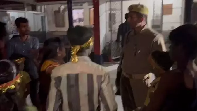 Basti: अबीर गुलाल ऊपर पड़ने पर लाल हुए दरोगा, महिलाओं को कहे अपशब्द; थाने के सामने ग्रामीणों ने जताया गुस्सा Basti: अबीर गुलाल ऊपर पड़ने पर लाल हुए दरोगा, महिलाओं को कहे अपशब्द; थाने के सामने ग्रामीणों ने जताया गुस्सा