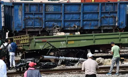 वाराणसी: मालगाड़ी के तीन वैगन पटरी से उतरे, ट्रैक भी क्षतिग्रस्त, लखनऊ-कोलकाता का रूट बाधित; मौके पर अधिकारी वाराणसी: मालगाड़ी के तीन वैगन पटरी से उतरे, ट्रैक भी क्षतिग्रस्त, लखनऊ-कोलकाता का रूट बाधित; मौके पर अधिकारी