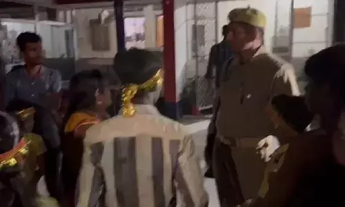 Basti: अबीर गुलाल ऊपर पड़ने पर लाल हुए दरोगा, महिलाओं को कहे अपशब्द; थाने के सामने ग्रामीणों ने जताया गुस्सा Basti: अबीर गुलाल ऊपर पड़ने पर लाल हुए दरोगा, महिलाओं को कहे अपशब्द; थाने के सामने ग्रामीणों ने जताया गुस्सा