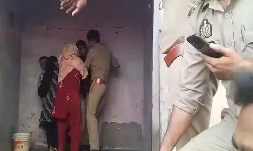 Aligarh: मीट के अवशेष खुले में फेंकने पर दो पक्षों में हाथापाई, पुलिस के सामने धक्का-मुक्की, मुकदमा दर्ज Aligarh: मीट के अवशेष खुले में फेंकने पर दो पक्षों में हाथापाई, पुलिस के सामने धक्का-मुक्की, मुकदमा दर्ज