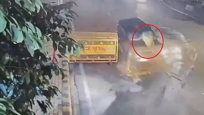 Delhi Shocking Video: दिल्ली में बेकाबू कार ने पुलिसकर्मी को मारी टक्कर, हवा में उछलकर कई फीट दूर गिरा सिपाही Delhi Shocking Video: दिल्ली में बेकाबू कार ने पुलिसकर्मी को मारी टक्कर, हवा में उछलकर कई फीट दूर गिरा सिपाही
