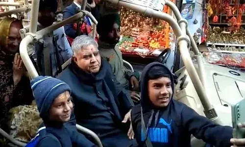 दिल जीत गई मासूमियत: कड़ी सुरक्षा के बीच बच्चे ने पकड़ लिया उपराष्ट्रपति का हाथ, बोला-पापा फोटो खींच लो जल्दी