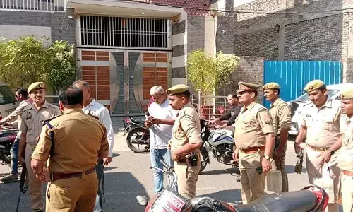 Rampur: आजम खां के जेल जाने के बाद करीबियों पर मुसीबत, आयकर विभाग की टीम का ठेकेदारों के घर पर छापा Rampur: आजम खां के जेल जाने के बाद करीबियों पर मुसीबत, आयकर विभाग की टीम का ठेकेदारों के घर पर छापा