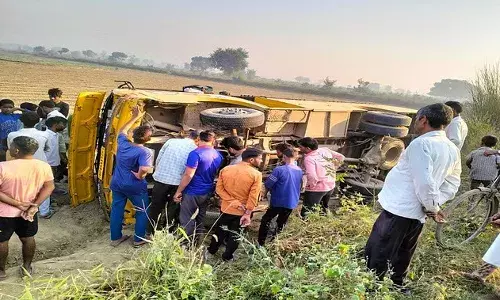 Aligarh News: आलू के खेत में पलटी स्कूल बस, मची चीख पुकार, बच्चे हुए घायल Aligarh News: आलू के खेत में पलटी स्कूल बस, मची चीख पुकार, बच्चे हुए घायल