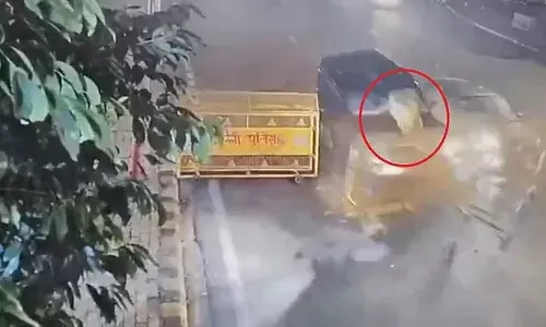 Delhi Shocking Video: दिल्ली में बेकाबू कार ने पुलिसकर्मी को मारी टक्कर, हवा में उछलकर कई फीट दूर गिरा सिपाही Delhi Shocking Video: दिल्ली में बेकाबू कार ने पुलिसकर्मी को मारी टक्कर, हवा में उछलकर कई फीट दूर गिरा सिपाही