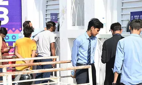 IND vs ENG MATCH: इकाना के बाहर टिकटों की हो रही है कालाबाजारी, जानिए किस ट्रिक से टिकट बेच रहे हैं दलाल IND vs ENG MATCH: इकाना के बाहर टिकटों की हो रही है कालाबाजारी, जानिए किस ट्रिक से टिकट बेच रहे हैं दलाल