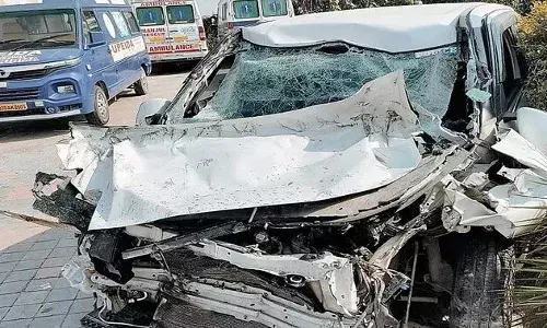 लखनऊ एक्सप्रेसवे पर हादसा: जीआरपी सिपाही की कार अज्ञात वाहन से टकराई, इलाज के लिए ले जाते समय मौत