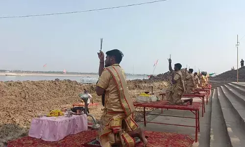 वाराणसी: 32 साल में चौथी बार दिन में हो रही है गंगा आरती, दशाश्वमेध और अस्सी घाट पर अलग ही है नजारा वाराणसी: 32 साल में चौथी बार दिन में हो रही है गंगा आरती, दशाश्वमेध और अस्सी घाट पर अलग ही है नजारा