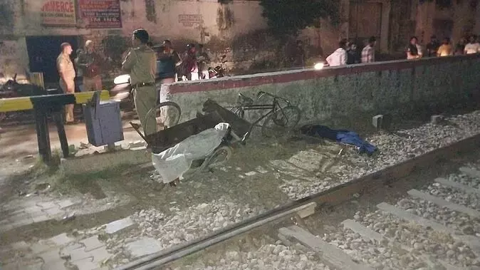 मां बेटियों की मौत का मामला: 130 किलोमीटर की रफ्तार से आई ट्रेन, पलभर में उजड़ गया परिवार, चीखता रह गया रमेश मां बेटियों की मौत का मामला: 130 किलोमीटर की रफ्तार से आई ट्रेन, पलभर में उजड़ गया परिवार, चीखता रह गया रमेश