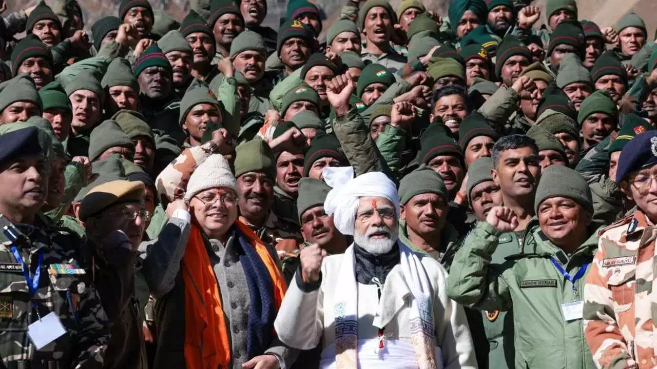 उत्तराखंड: गुंजी गांव में लोगों और जवानों से मिले पीएम मोदी उत्तराखंड: गुंजी गांव में लोगों और जवानों से मिले पीएम मोदी