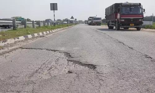 ये कैसी फोरलेन: 16 किमी में गड्ढे ही गड्ढे, भाजपा विधायक ने उठाया मामला, मंत्री ने की कार्रवाई की मांग ये कैसी फोरलेन: 16 किमी में गड्ढे ही गड्ढे, भाजपा विधायक ने उठाया मामला, मंत्री ने की कार्रवाई की मांग