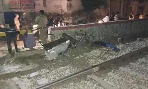 मां बेटियों की मौत का मामला: 130 किलोमीटर की रफ्तार से आई ट्रेन, पलभर में उजड़ गया परिवार, चीखता रह गया रमेश मां बेटियों की मौत का मामला: 130 किलोमीटर की रफ्तार से आई ट्रेन, पलभर में उजड़ गया परिवार, चीखता रह गया रमेश