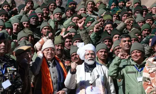 उत्तराखंड: गुंजी गांव में लोगों और जवानों से मिले पीएम मोदी उत्तराखंड: गुंजी गांव में लोगों और जवानों से मिले पीएम मोदी