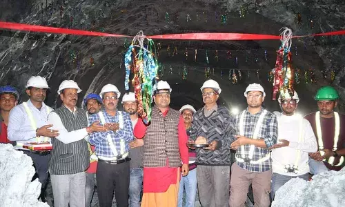 All Weather Road Project: बदरीनाथ और गौरीकुंड राजमार्ग को जोड़ने वाली 910 मीटर लंबी सुरंग आरपार All Weather Road Project: बदरीनाथ और गौरीकुंड राजमार्ग को जोड़ने वाली 910 मीटर लंबी सुरंग आरपार