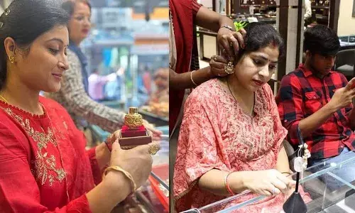 सराफा बाजार में रौनक : हर दिन 18 से 20 करोड़ के व्यापार की उम्मीद, सोने का करवा व हीरे का मंगलसूत्र बनी पसंद सराफा बाजार में रौनक : हर दिन 18 से 20 करोड़ के व्यापार की उम्मीद, सोने का करवा व हीरे का मंगलसूत्र बनी पसंद