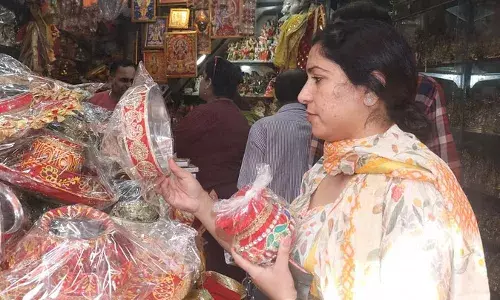 Karwa Chauth 2023: उत्तराखंड सरकार का महिला कर्मचारियों को भेंट, एक नवंबर को छुट्टी घोषित Karwa Chauth 2023: उत्तराखंड सरकार का महिला कर्मचारियों को भेंट, एक नवंबर को छुट्टी घोषित