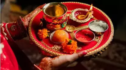 Karwa chauth: करवाचौथ मनाने का अपना-अपना अंदाज, कहीं सास देती हैं सरगी; कहीं नमकीन मट्ठी से देखा जाता है चांद Karwa chauth: करवाचौथ मनाने का अपना-अपना अंदाज, कहीं सास देती हैं सरगी; कहीं नमकीन मट्ठी से देखा जाता है चांद