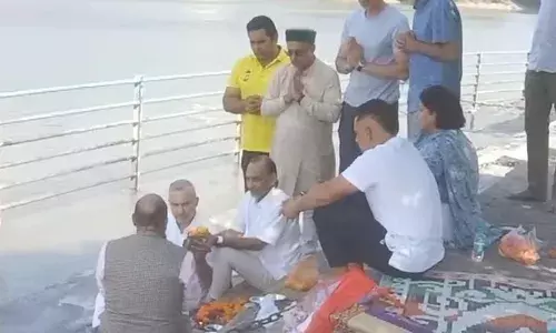 Haridwar: रॉबर्ट वाड्रा ने गंगा घाट पर किया बुआ का अस्थि विसर्जन, वर्ल्ड वॉर पर पीएम मोदी को दी सलाह Haridwar: रॉबर्ट वाड्रा ने गंगा घाट पर किया बुआ का अस्थि विसर्जन, वर्ल्ड वॉर पर पीएम मोदी को दी सलाह