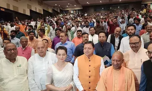 Tejas: कैबिनेट बैठक के बाद सीएम योगी और उत्तराखंड के मुख्यमंत्री ने देखी फिल्म तेजस, कंगना भी रहीं उपस्थित Tejas: कैबिनेट बैठक के बाद सीएम योगी और उत्तराखंड के मुख्यमंत्री ने देखी फिल्म तेजस, कंगना भी रहीं उपस्थित