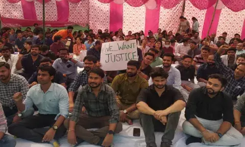 UP: प्राचार्य कार्यालय के सामने धरने पर बैठे जूनियर डॉक्टर, जमकर की नारेबाजी, मारपीट का वीडियो हुआ था वायरल UP: प्राचार्य कार्यालय के सामने धरने पर बैठे जूनियर डॉक्टर, जमकर की नारेबाजी, मारपीट का वीडियो हुआ था वायरल