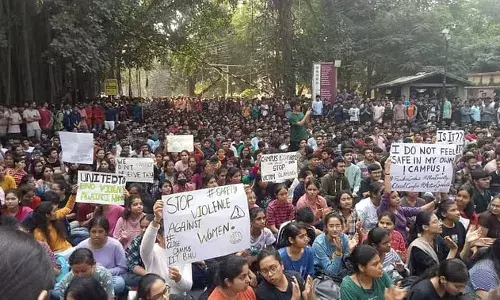 बीएचयू कैंपस में छात्राओं से छेड़छाड़ का मामला: हजारों की संख्या में छात्रों का बैनर-पोस्टर के साथ धरना प्रदर्शन बीएचयू कैंपस में छात्राओं से छेड़छाड़ का मामला: हजारों की संख्या में छात्रों का बैनर-पोस्टर के साथ धरना प्रदर्शन