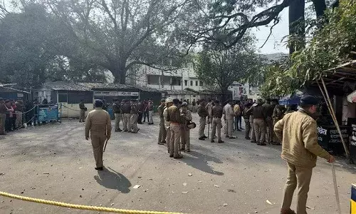 Dehradun: राजभवन के बाहर आत्महत्या की कोशिश, पेट्रोल की बोतल लेकर पहुंचे कोविड कर्मचारी, पुलिस पकड़कर लाई थाने Dehradun: राजभवन के बाहर आत्महत्या की कोशिश, पेट्रोल की बोतल लेकर पहुंचे कोविड कर्मचारी, पुलिस पकड़कर लाई थाने