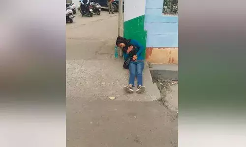 UP: एसएसपी कार्यालय के गेट पर तड़पती रही महिला, न आई एंबुलेंस, फिर पुलिस ने अपनी गाड़ी से पहुंचाया अस्पताल UP: एसएसपी कार्यालय के गेट पर तड़पती रही महिला, न आई एंबुलेंस, फिर पुलिस ने अपनी गाड़ी से पहुंचाया अस्पताल