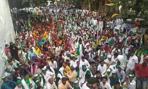 प्रयागराज : मकानों को तोड़े जाने के विरोध में किसान यूनियन ने बुलाई महापंचायत, पीडीए का घेराव कर नारेबाजी की