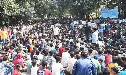 आईआईटी बीएचयू का मामला: 11 घंटे तक छात्रों का प्रदर्शन, पढ़ाई-शोध ठप; निदेशक और शिक्षकों को बंधक बनाया