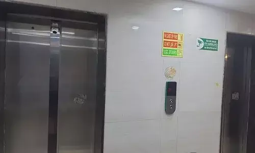 आफत के दस मिनट: एसकेए ग्रीन आर्क सोसाइटी के जिन्निया टावर में अटकी लिफ्ट, अंदर फंस गए तीन लोग।