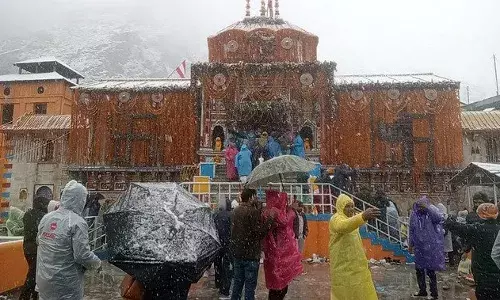 Uttarakhand Weather: दोपहर बाद बदला मौसम, बदरीनाथ धाम में बर्फबारी, यमुनोत्री में बारिश की वजह से बढ़ी ठंड Uttarakhand Weather: दोपहर बाद बदला मौसम, बदरीनाथ धाम में बर्फबारी, यमुनोत्री में बारिश की वजह से बढ़ी ठंड