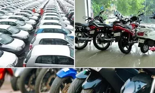 धनतेरस के लिए सजने लगा बाजार: वाहनों की एडवांस बुकिंग, व्यापारियों के खिले चेहरे धनतेरस के लिए सजने लगा बाजार: वाहनों की एडवांस बुकिंग, व्यापारियों के खिले चेहरे