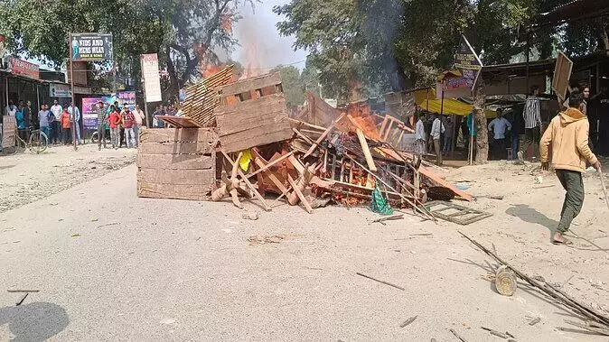UP: किशोरी की मौत पर संपूर्णानगर में बवाल, लाठीचार्ज से भड़की भीड़, पथराव-आगजनी, दुकान में तोड़फोड़ UP: किशोरी की मौत पर संपूर्णानगर में बवाल, लाठीचार्ज से भड़की भीड़, पथराव-आगजनी, दुकान में तोड़फोड़