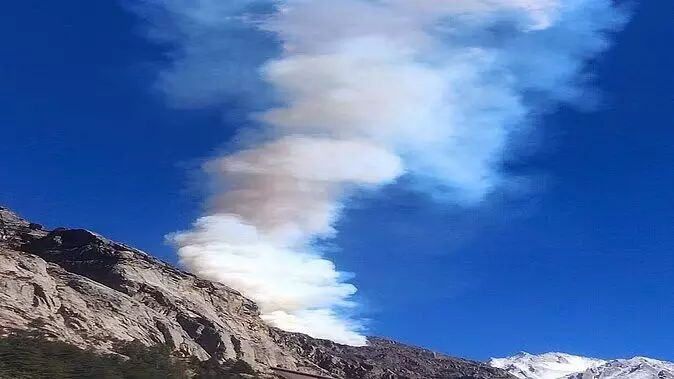 Uttarakhand: पहाड़ी के बीच से अचानक निकलने लगा धुआं, भू-वैज्ञानिक ने बताई हैरान करने वाली वजह Uttarakhand: पहाड़ी के बीच से अचानक निकलने लगा धुआं, भू-वैज्ञानिक ने बताई हैरान करने वाली वजह