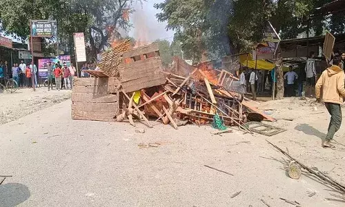 UP: किशोरी की मौत पर संपूर्णानगर में बवाल, लाठीचार्ज से भड़की भीड़, पथराव-आगजनी, दुकान में तोड़फोड़ UP: किशोरी की मौत पर संपूर्णानगर में बवाल, लाठीचार्ज से भड़की भीड़, पथराव-आगजनी, दुकान में तोड़फोड़