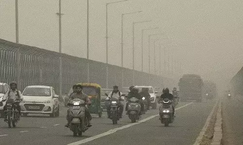 Air Pollution: गैस चैंबर बनी दिल्ली, आसमान में छाई जहरीले धुएं की हवा; नोएडा में भी हवा की हालत गंभीर Air Pollution: गैस चैंबर बनी दिल्ली, आसमान में छाई जहरीले धुएं की हवा; नोएडा में भी हवा की हालत गंभीर