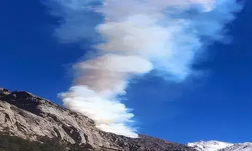 Uttarakhand: पहाड़ी के बीच से अचानक निकलने लगा धुआं, भू-वैज्ञानिक ने बताई हैरान करने वाली वजह