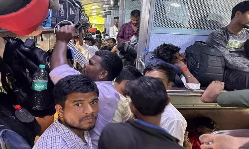 Gorakhpur News: घर वापसी के लिए ट्रेनों में अभी से नहीं मिल रही जगह, जनरल में भी धक्कामुक्की