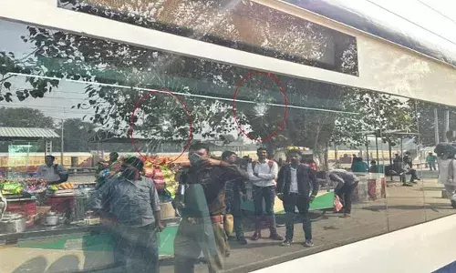 Meerut: देहरादून से आनंद विहार जा रही वंदे भारत पर पथराव, शीशा क्षतिग्रस्त, वेस्ट यूपी में यह तीसरी घटना Meerut: देहरादून से आनंद विहार जा रही वंदे भारत पर पथराव, शीशा क्षतिग्रस्त, वेस्ट यूपी में यह तीसरी घटना