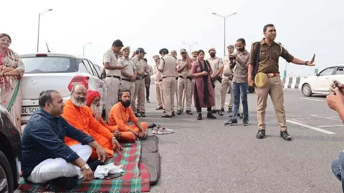 Ghaziabad: दिल्ली पुलिस ने यूपी बॉर्डर पर नरसिंहानंद गिरी को रोका, आमरण अनशन के लिए सड़क पर बैठे Ghaziabad: दिल्ली पुलिस ने यूपी बॉर्डर पर नरसिंहानंद गिरी को रोका, आमरण अनशन के लिए सड़क पर बैठे