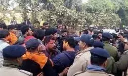 डीएवी में आपस में भीड़े छात्र संगठन, पुलिस ने लाठीचार्ज कर भीड़ को हटाया डीएवी में आपस में भीड़े छात्र संगठन, पुलिस ने लाठीचार्ज कर भीड़ को हटाया